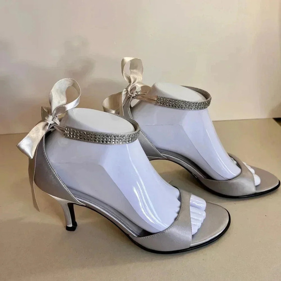 New in box Women's Colorifics Sandals, Silver, Size 8 M - Picture 4 of 15